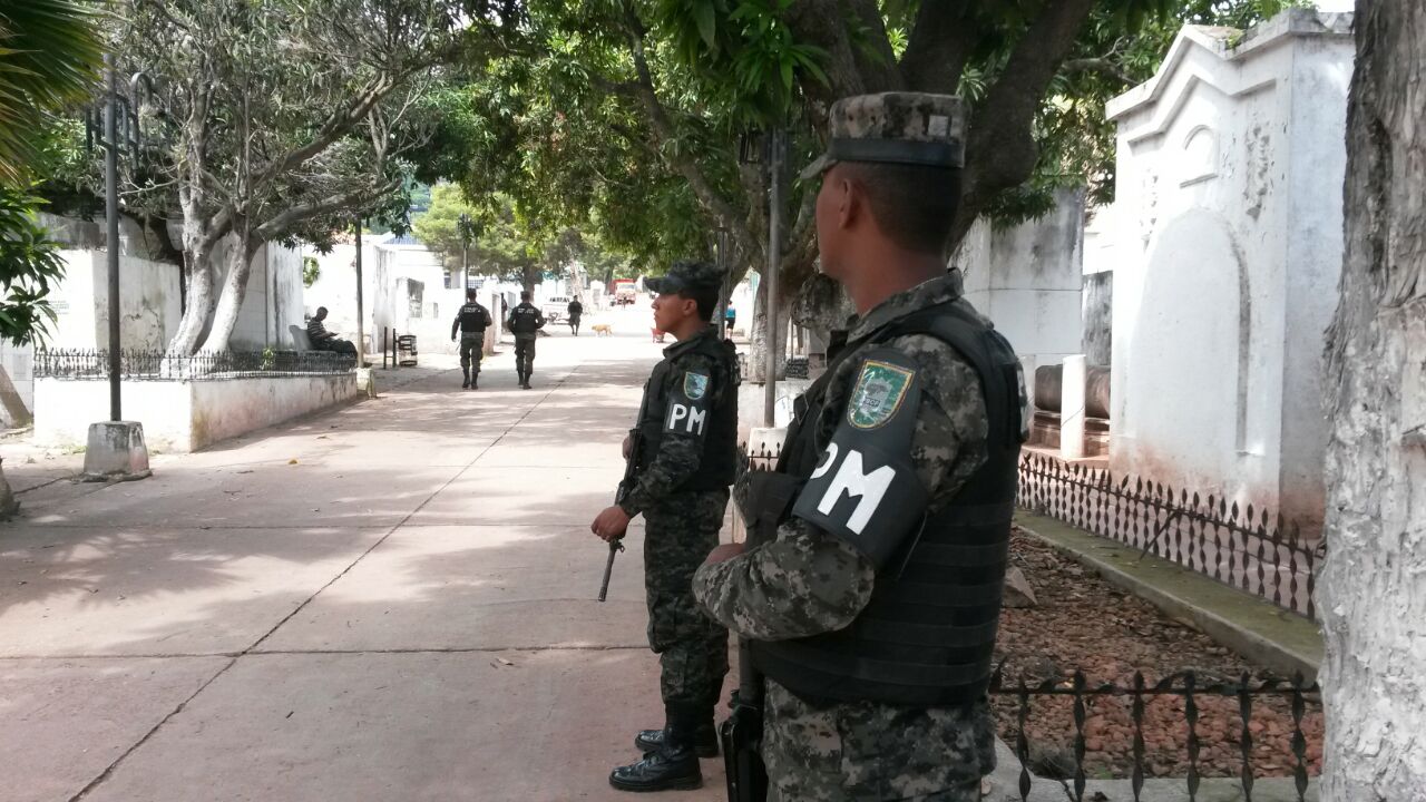 Incrementan seguridad en cementerios por día de difuntos