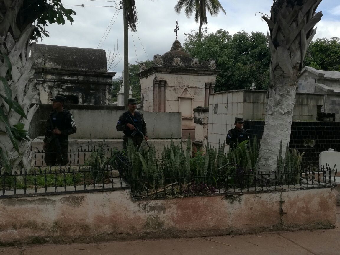 Incrementan seguridad en cementerios por día de difuntos